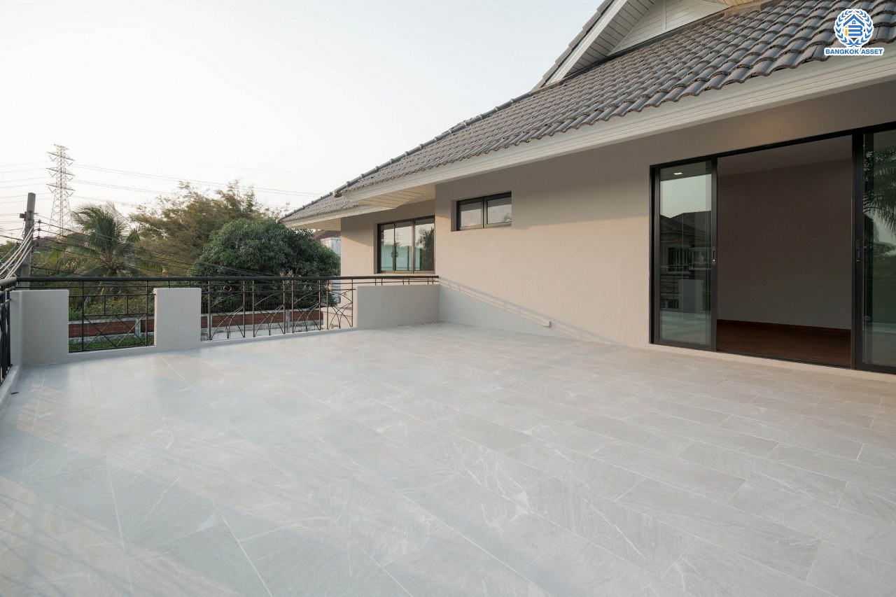 คฤหาสน์มือสองตกแต่งใหม่ โครงการ บ้านภาณุ ปิ่นเกล้า-บรมราชชนนี เนื้อที่ 142.7 ตร.ว. ฟังก์ชันจัดเต็ม 5 ห้องนอน 6 ห้องน้ำ 1 ห้องแม่บ้าน จอดรถได้ 4 คัน บนพื้นที่ใช้สอยเกือบ 451.5 ตร.ม. พร้อมพื้นที่สีเขียวสนามหญ้ากว้างขวาง ตอบโจทย์ครอบครัวใหญ่ บนทำเลศักยภาพ เชื่อมต่อทั้งถนนกาญจนาภิเษก และทางคู่ขนานลอยฟ้าบรมราชชนนี ใกล้ ม.มหิดล, สถานีขนส่งสายใต้ใหม่ และเซ็นทรัลปิ่นเกล้า